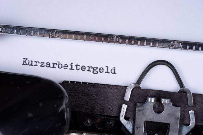Foto: Schreibmaschine mit Aufschrift Kurzarbeitergeld